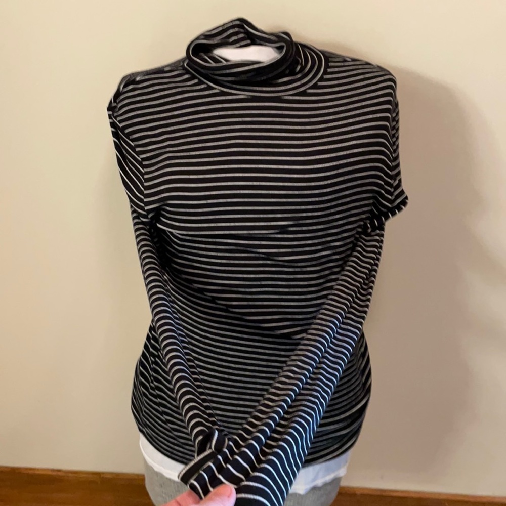 GAP stretchy turtleneck size L
